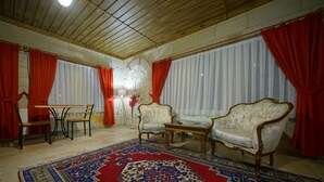King Suite, Jetted Tub | Minibar, laptop workspace, blackout drapes, soundproofing - ShoeString Stone House (Nevsehir)