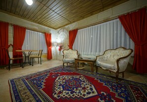 King Suite, Jetted Tub | Minibar, laptop workspace, blackout drapes, soundproofing - ShoeString Stone House (Nevsehir)