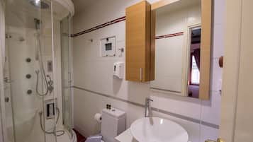 Habitación con 1 cama matrimonial o 2 individuales | Baño | Regadera, secadora de cabello, batas, pantuflas