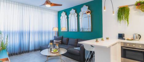 Departamento superior, 2 habitaciones | Sala de estar | Televisión LED, Netflix y servicios de streaming