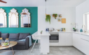 Superior-Apartment, 2 Schlafzimmer | Eigene Küche | Großer Kühlschrank, Mikrowelle, Ofen, Herdplatte
