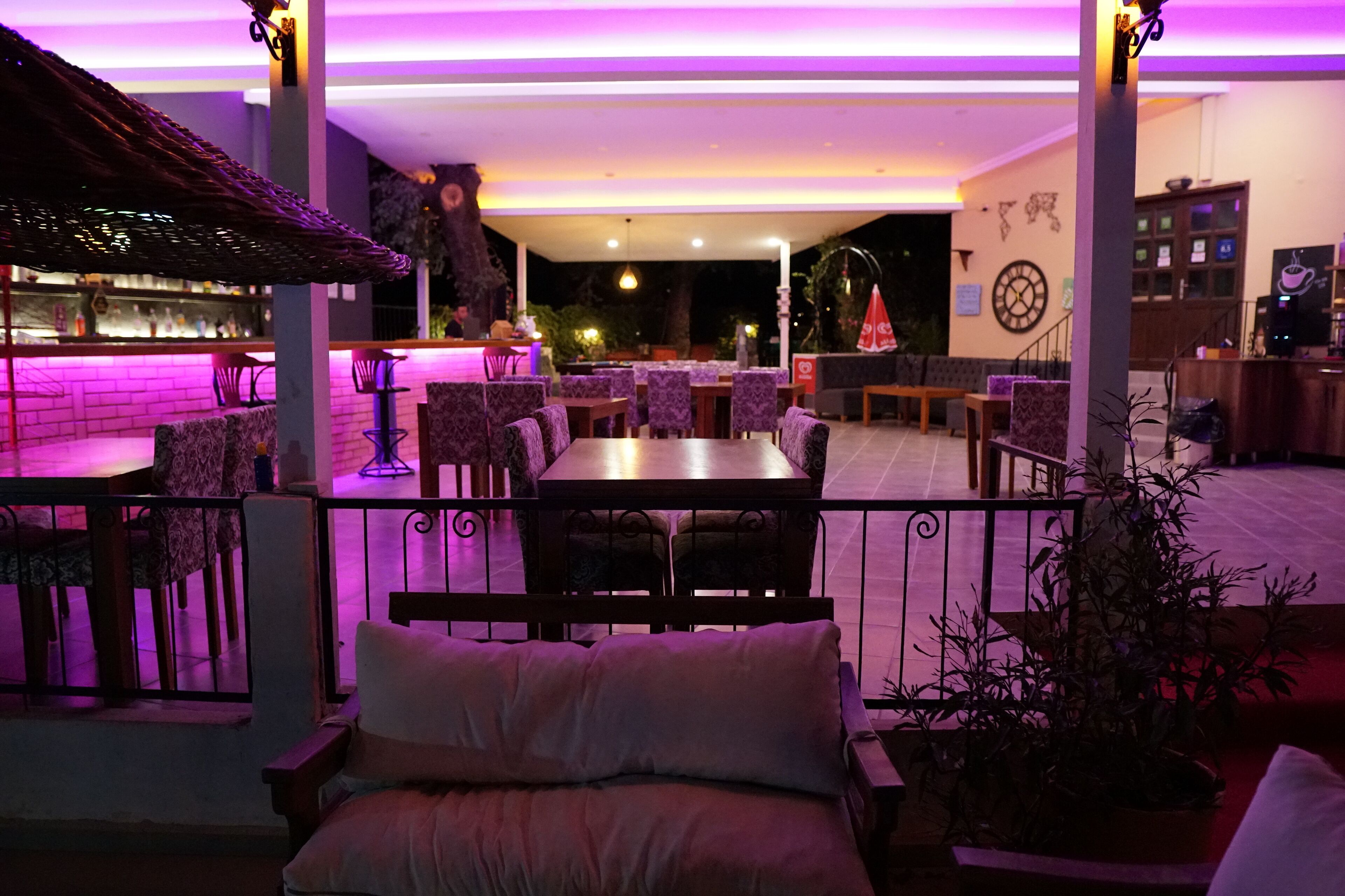 breakfast, lunch, dinner served; international cuisine