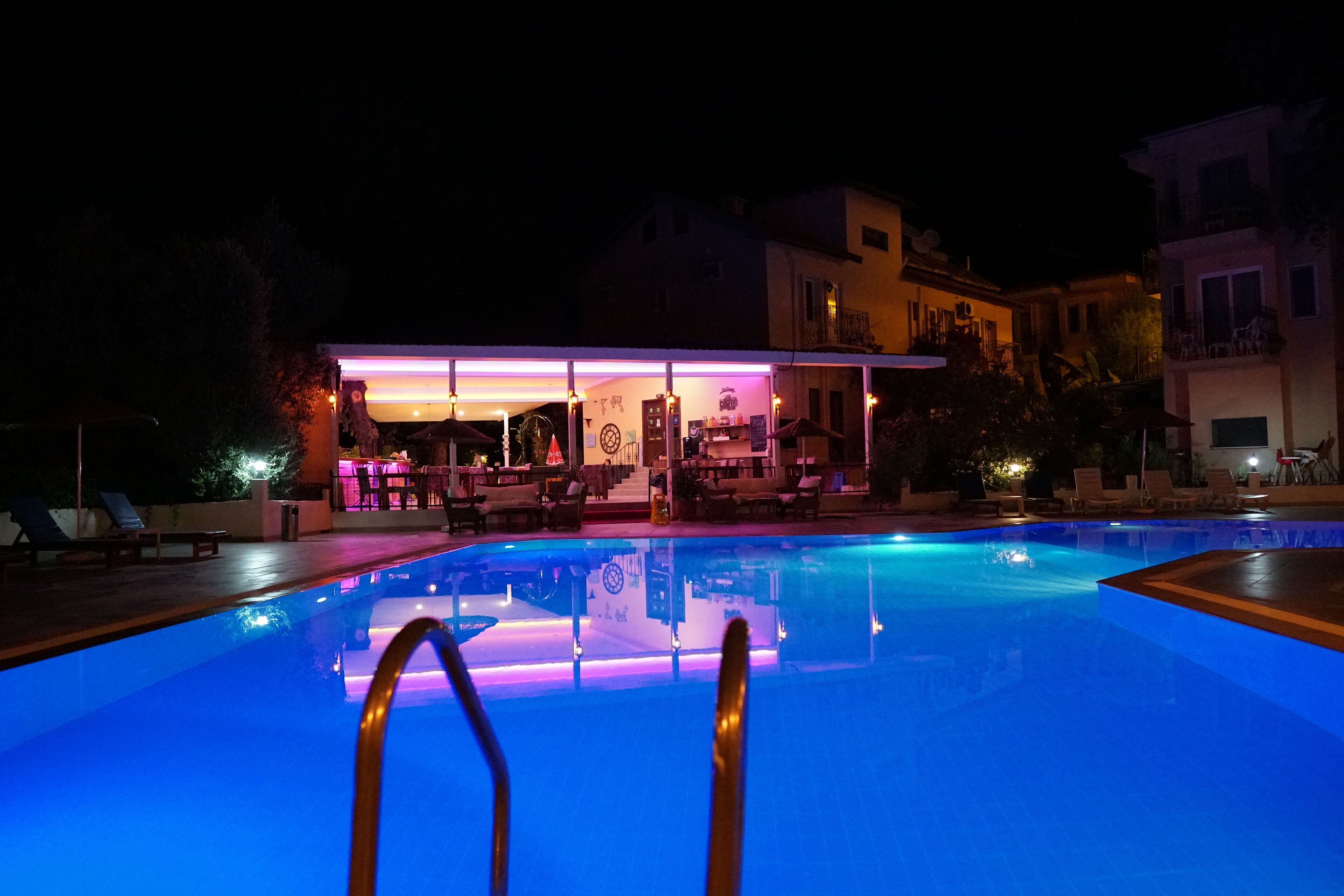 Una piscina con un área de bar al fondo.