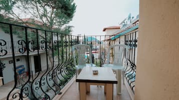 Standard-Doppel- oder -Zweibettzimmer, Bergblick, Poolseite | Balkon