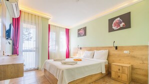 Un dormitorio con cama de madera, una mesita de noche y aire acondicionado instalado en la pared.