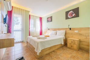 Quarto casal ou duplo standard, vista para a montanha, ao lado da piscina | Individualmente decorados, espaço de trabalho para notebook