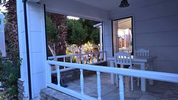 Standard Apartment | Desk, free cribs/infant beds, rollaway beds, free WiFi