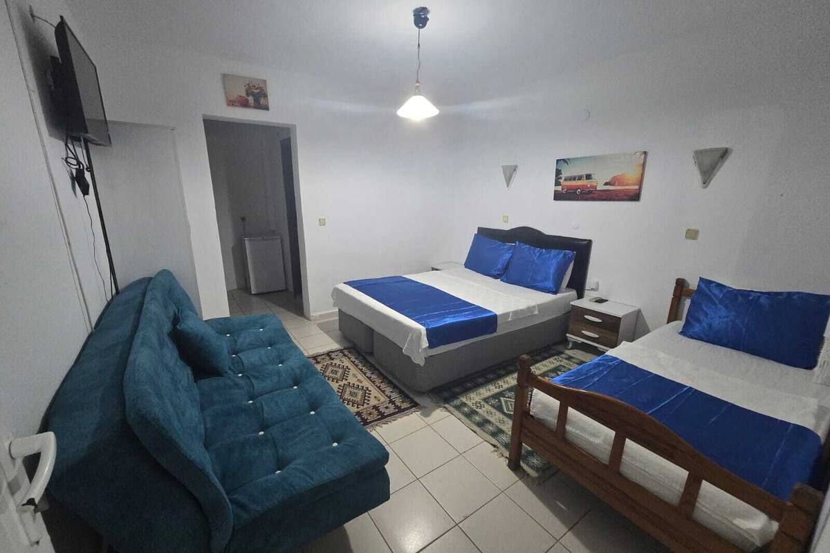 Desk, cribs (free), rollaway beds (surcharge), WiFi (free)