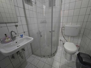 Ducha, artículos de higiene personal gratuitos y secador de pelo