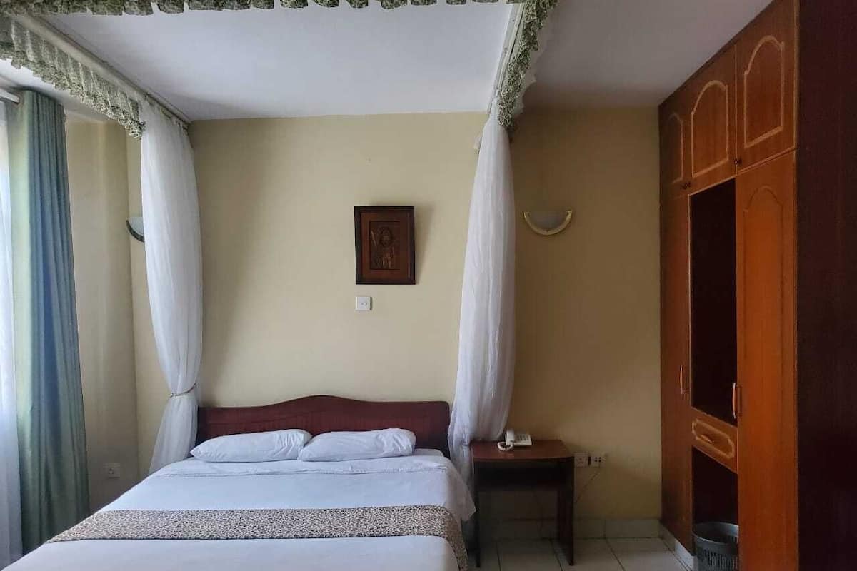 Deluxe Room | In-room safe, desk, blackout drapes, WiFi (free)