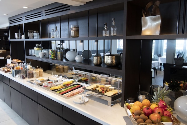 Buffet breakfast for a fee on weekdays