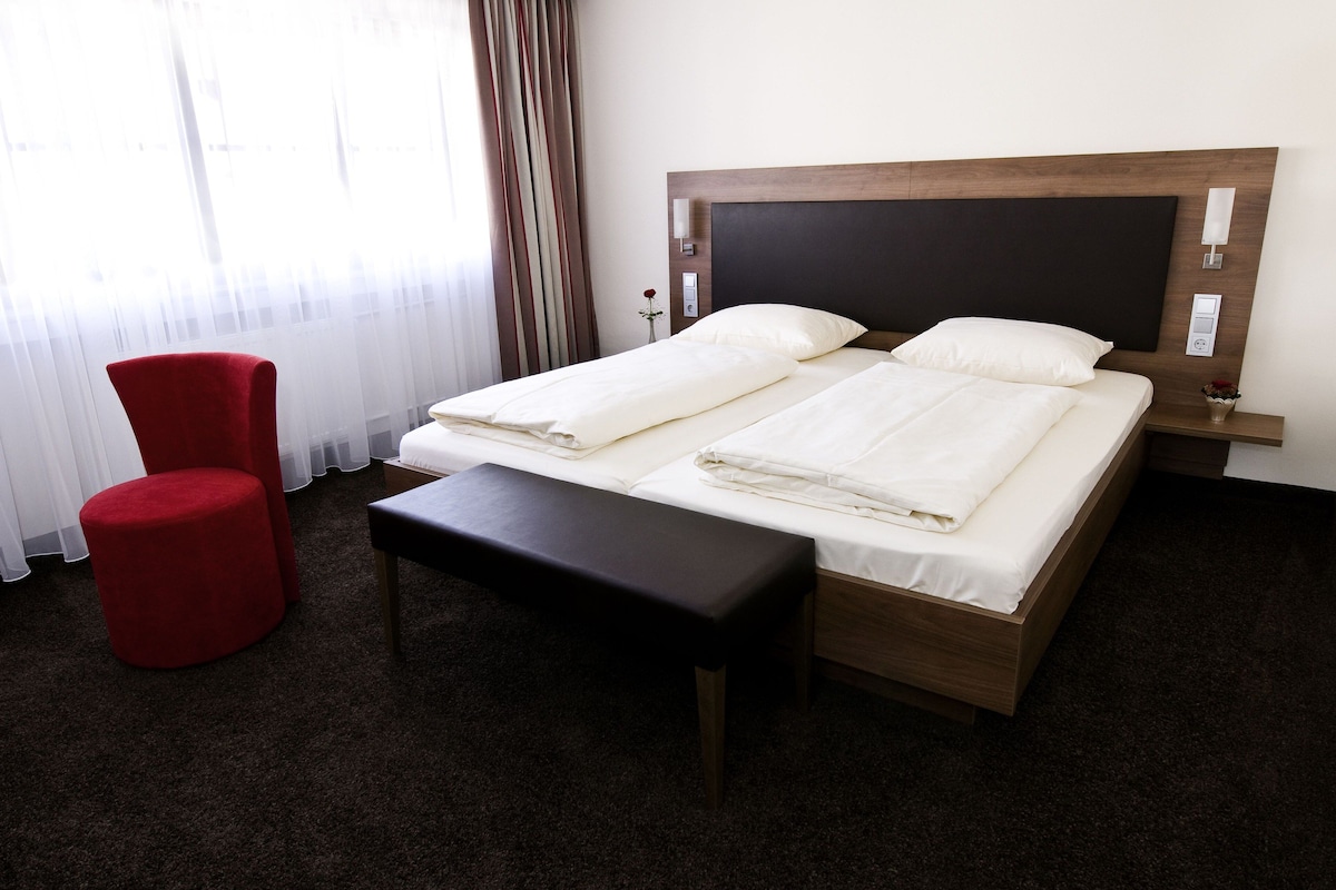 Hypo-allergenic bedding available, in-room safe, desk, laptop workspace