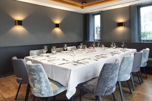 2 restaurants; breakfast, lunch, and dinner served - Hotel Schwanen Köngen (Kongen)