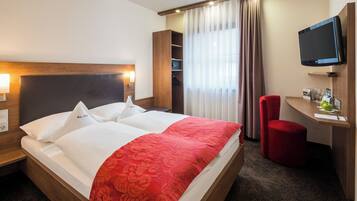 Business double room with french bed (1.40m) | Hypo-allergenic bedding, in-room safe, desk, laptop workspace