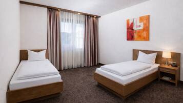 Standard Twin Room | Hypo-allergenic bedding, in-room safe, desk, laptop workspace