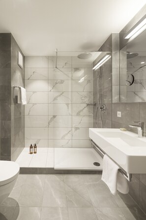 Kostenlose Toilettenartikel, Haartrockner, Handtücher