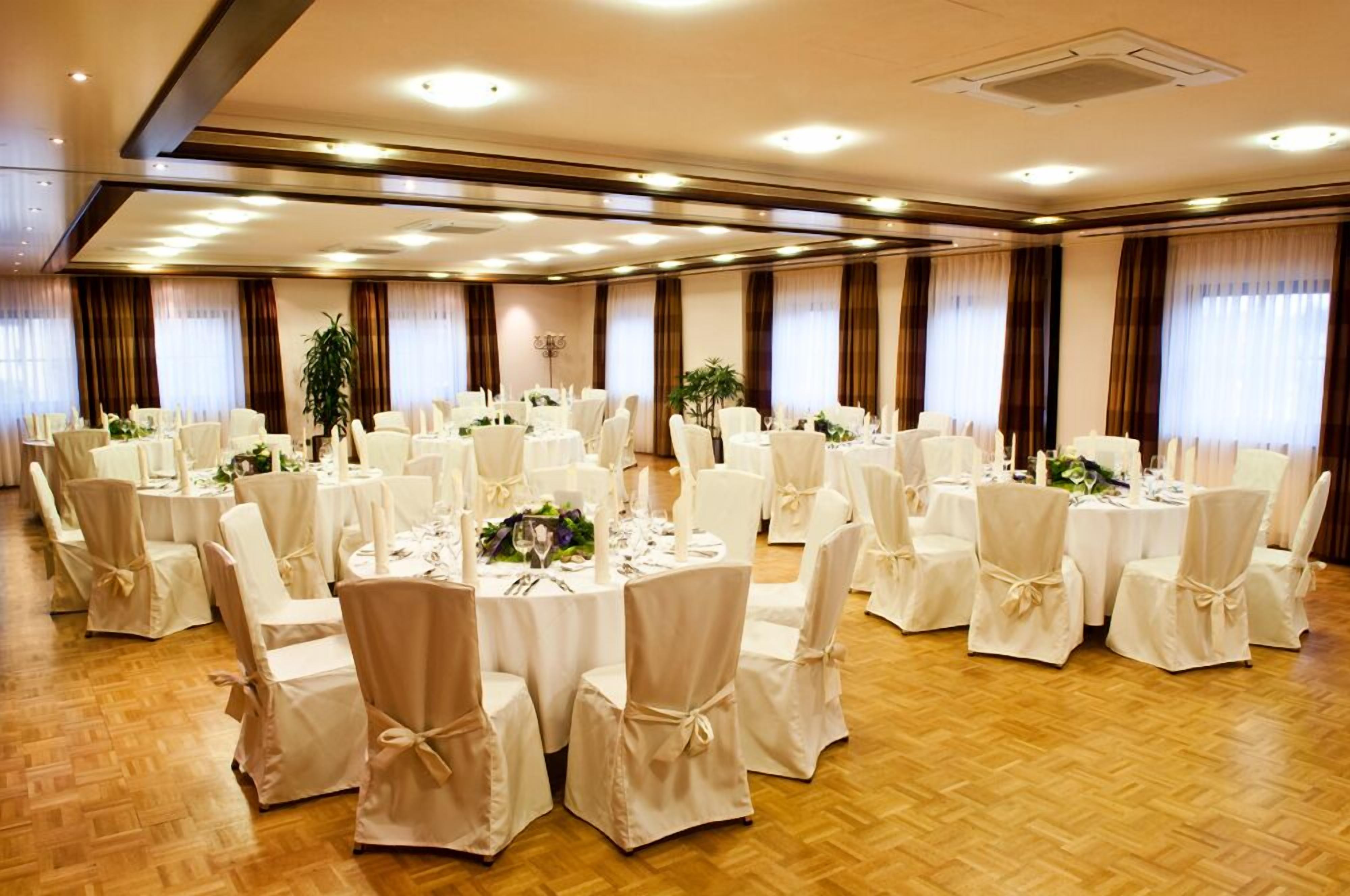 2 restaurants, breakfast, lunch served; local and international cuisine