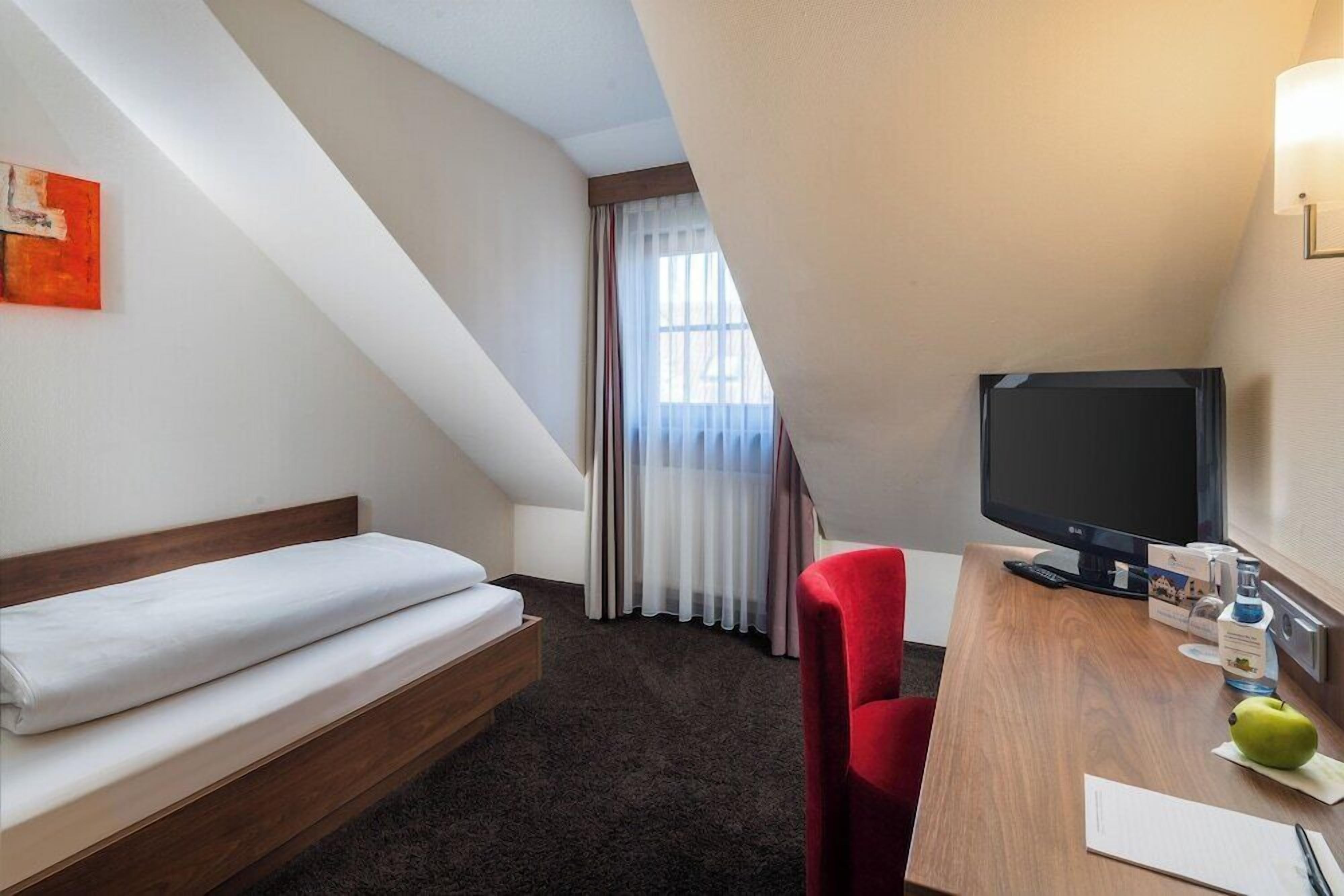 Hypo-allergenic bedding, in-room safe, desk, laptop workspace