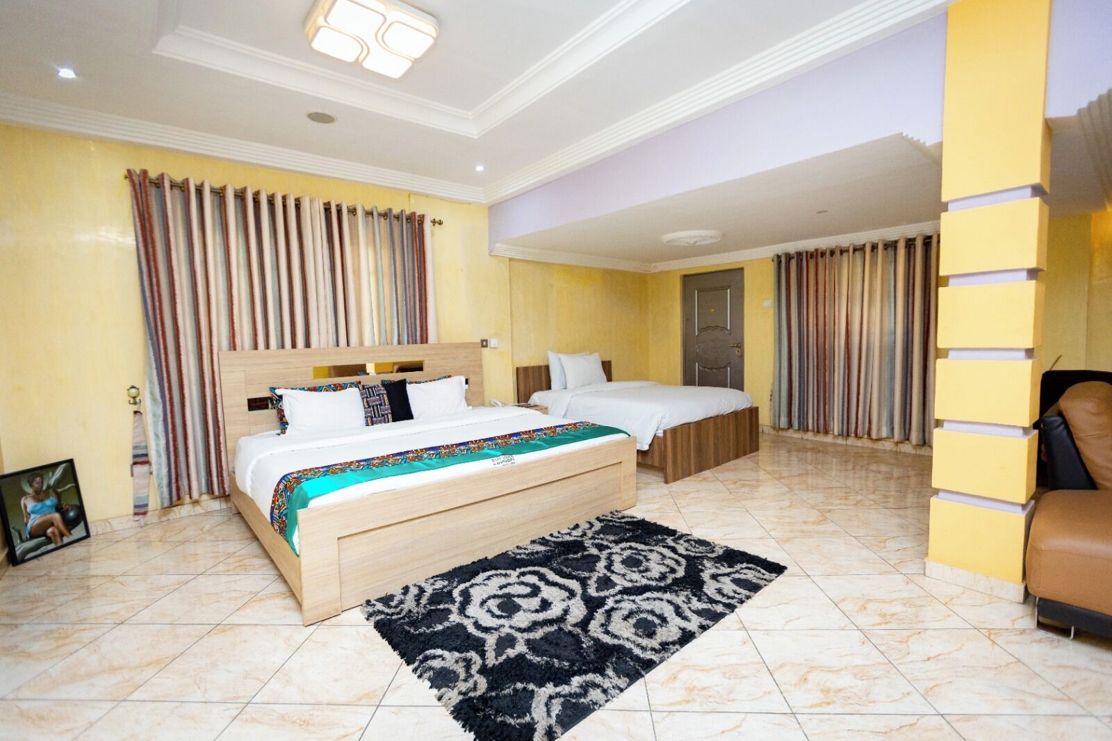 Quarto presidencial, vista para a piscina | Roupas de cama premium, camas com colchões pillow-top, frigobar