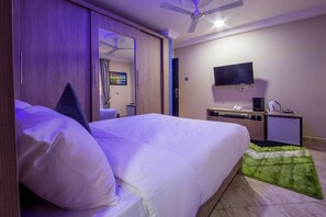 Ropa de cama de alta calidad, colchones con pillow-top y minibar