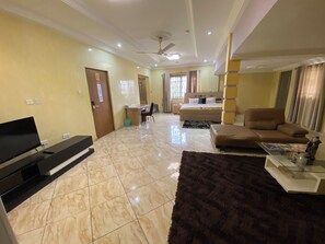 Presidential-rum - utsikt mot poolen | Sängtillbehör av högsta kvalitet, bäddmadrasser och minibar