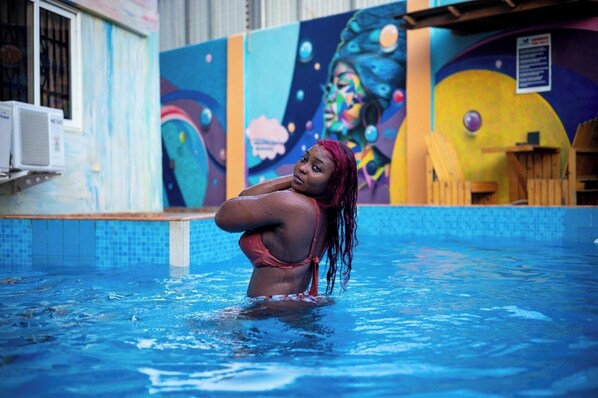 Una piscina al aire libre