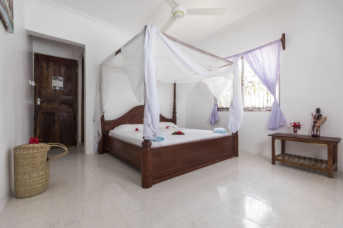 In-room safe, soundproofing, rollaway beds (surcharge), bed sheets