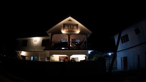 ด้านหน้าที่พัก - ตอนเย็น/กลางคืน