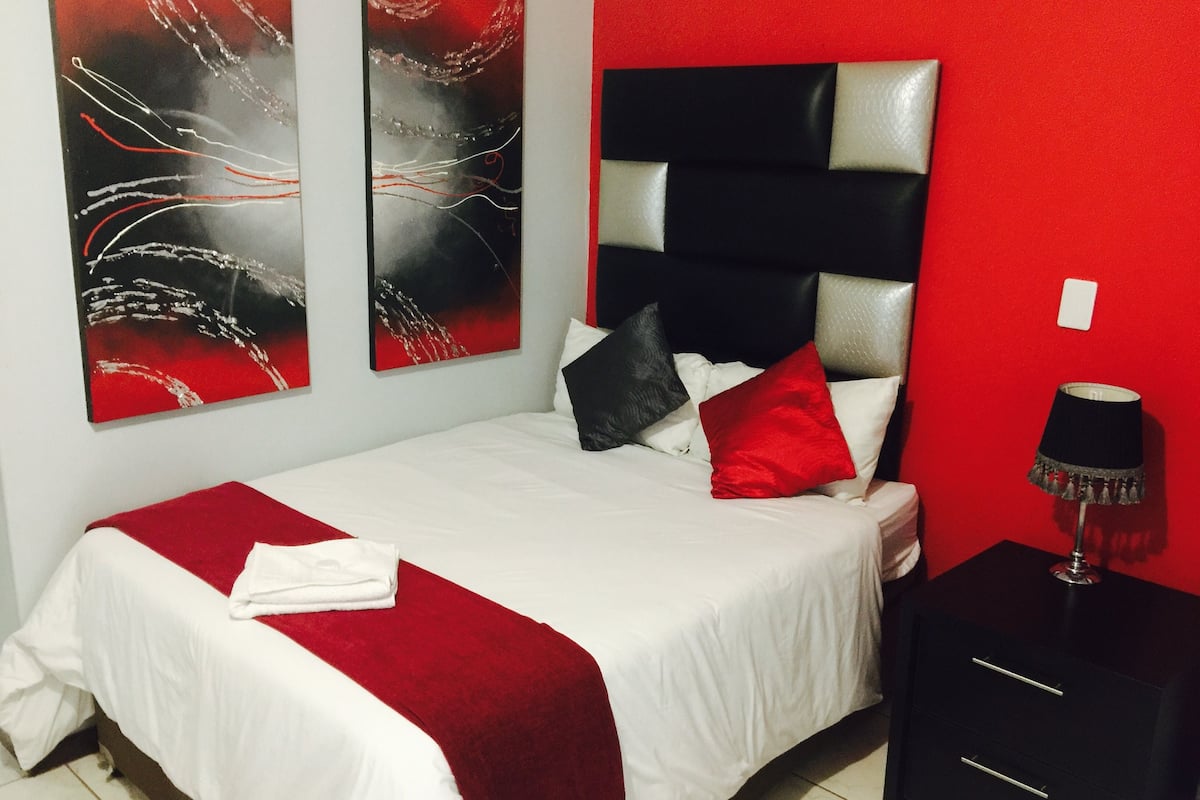 Single Room | Premium bedding, in-room safe, desk, laptop workspace