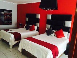 高档床上用品、客房内保险箱、办公桌、笔记本电脑工作区