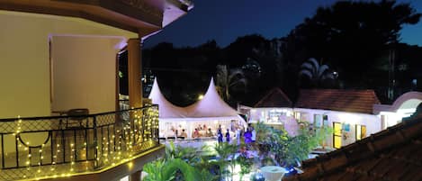 Lobby lounge