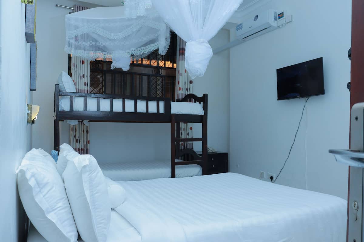 5 bedrooms, Egyptian cotton sheets, premium bedding, down duvets