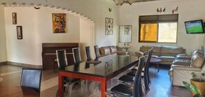 Economy Villa | Living area | 32-inch flat-screen TV with satellite channels, TV, toys - Mowicribs Hotel & Spa (Entebbe)