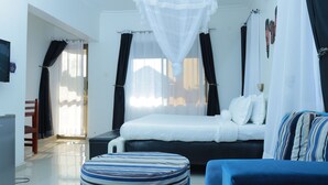 ห้องเอ็กเซกคิวทีฟสวีท | บริเวณนั่งเล่น | ทีวีจอแบน 32 นิ้ว พร้อมช่องดาวเทียม, ทีวี, ของเล่น