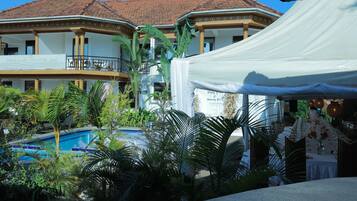 Vista frontal de la propiedad