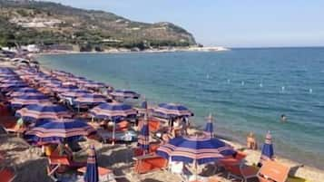 Plage privée à proximité, sable noir, chaises longues, parasols