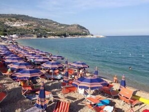 Yksityinen ranta lähistöllä, mustaa hiekkaa, aurinkotuoleja