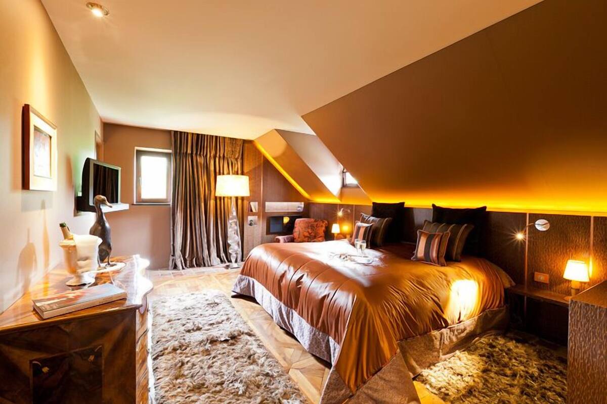 suite | premium bedding, minibar, in-room safe, desk