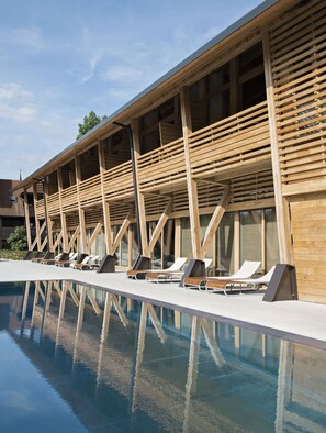 Piscine couverte, piscine extérieure, chaises longues