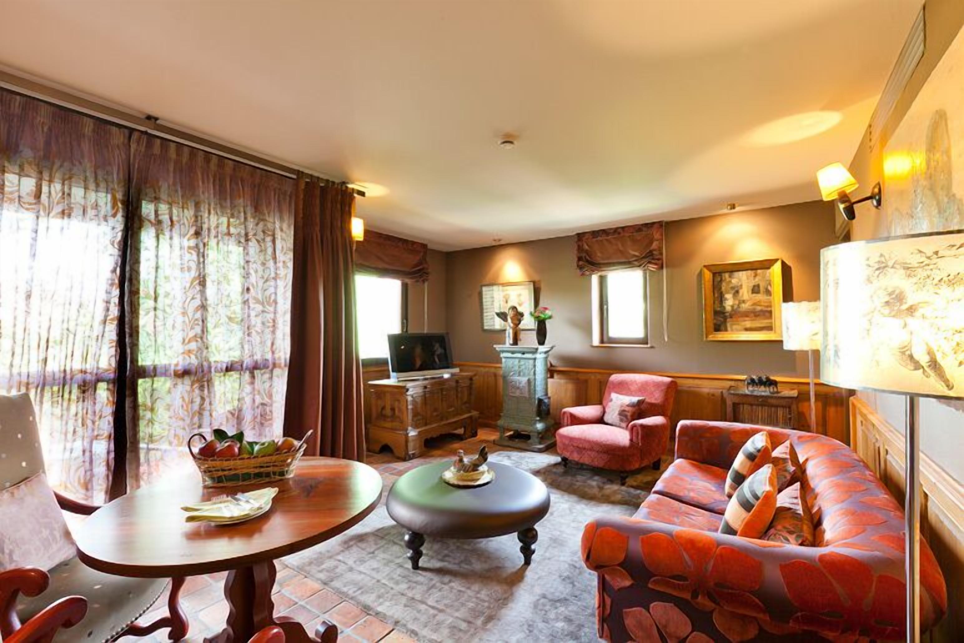 suite | living room | flat-screen tv