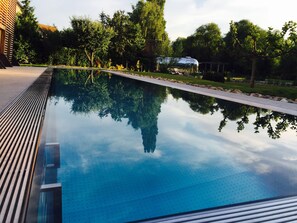 Innenpool, Außenpool, Liegestühle