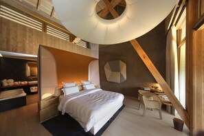 Junior suite | Luxe beddengoed, een minibar, een kluis op de kamer, een bureau