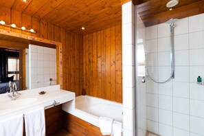 Standaard tweepersoonskamer | Badkamer | Een aparte badkuip en douche, gratis toiletartikelen, pantoffels