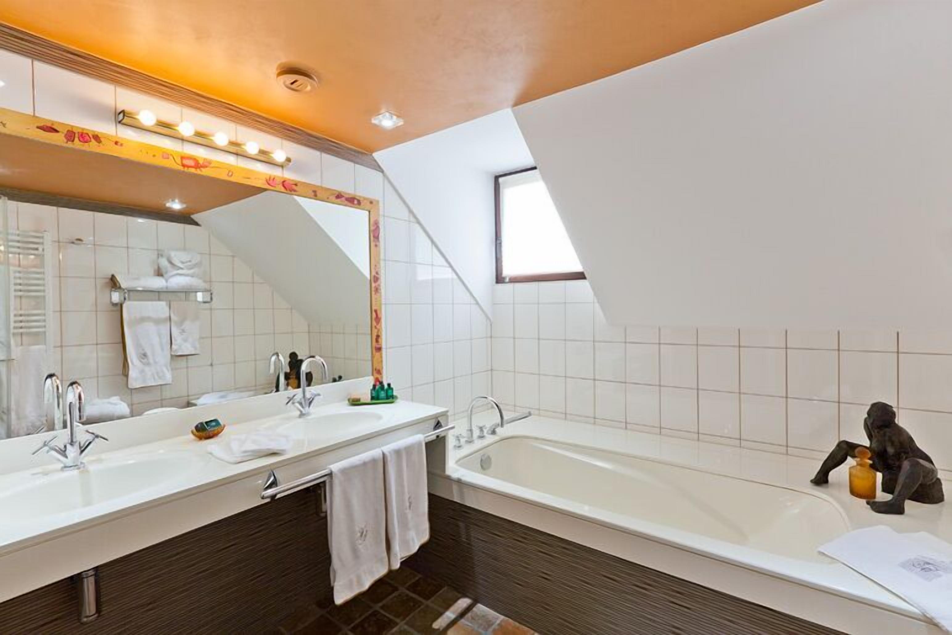 suite | bathroom | separate bathtub and shower, free toiletries, slippers, bidet