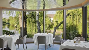 Se sirven almuerzos y cenas, cocina francesa