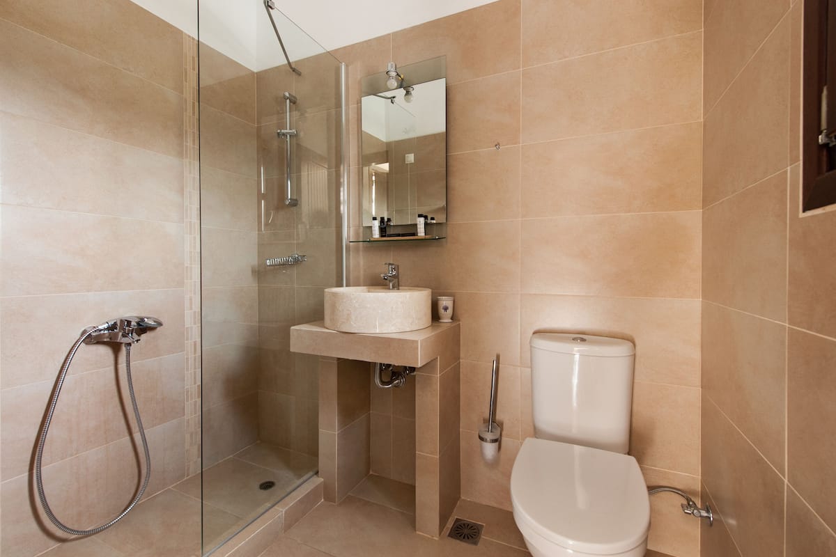 deluxe double room, terrace, valley view | bathroom | shower, hair dryer, bathrobes, slippers