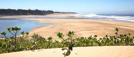 In Strandnähe, weißer Sandstrand