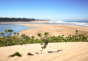 In Strandnähe, weißer Sandstrand