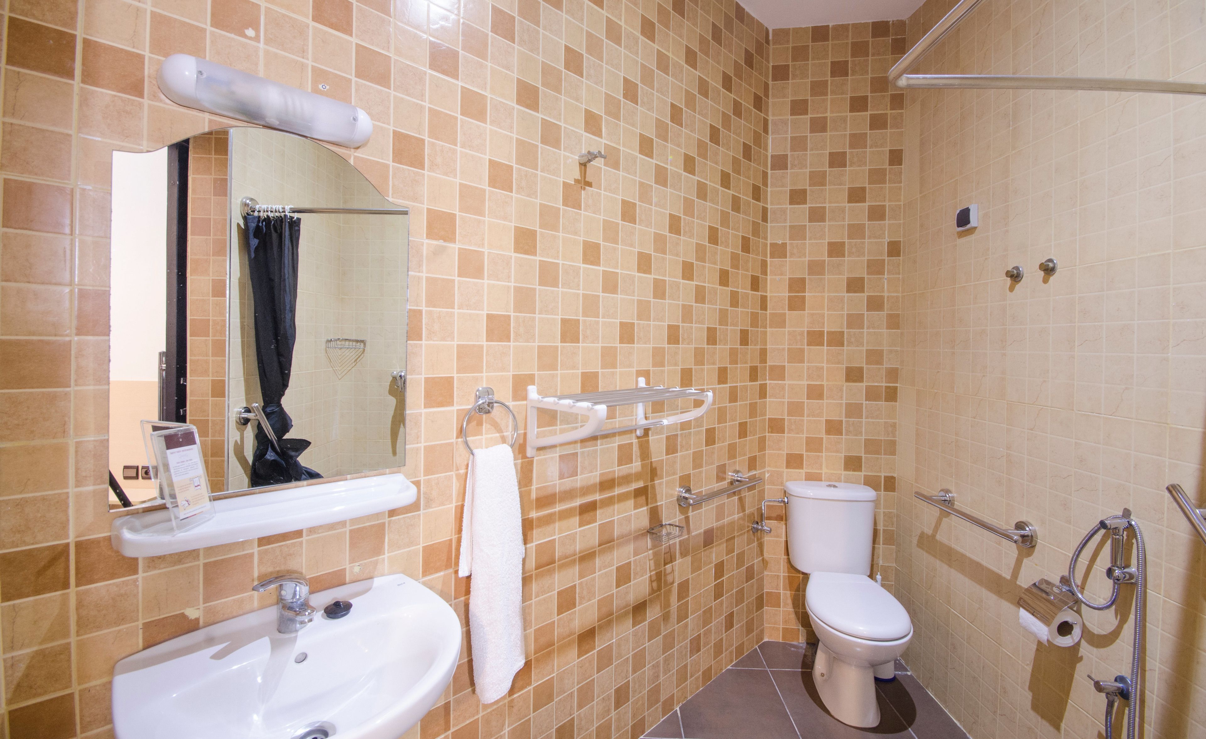 standard double room | bathroom | shower, rainfall showerhead, towels