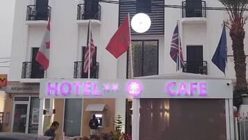 Vista frontal de la propiedad